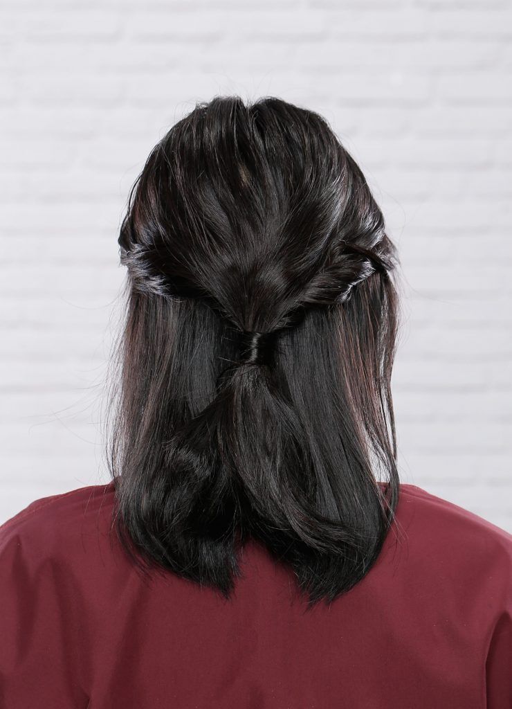 ผู้หญิงเอเชียผมสั้นประบ่าสีดำ เกล้าผมครึ่งหัว