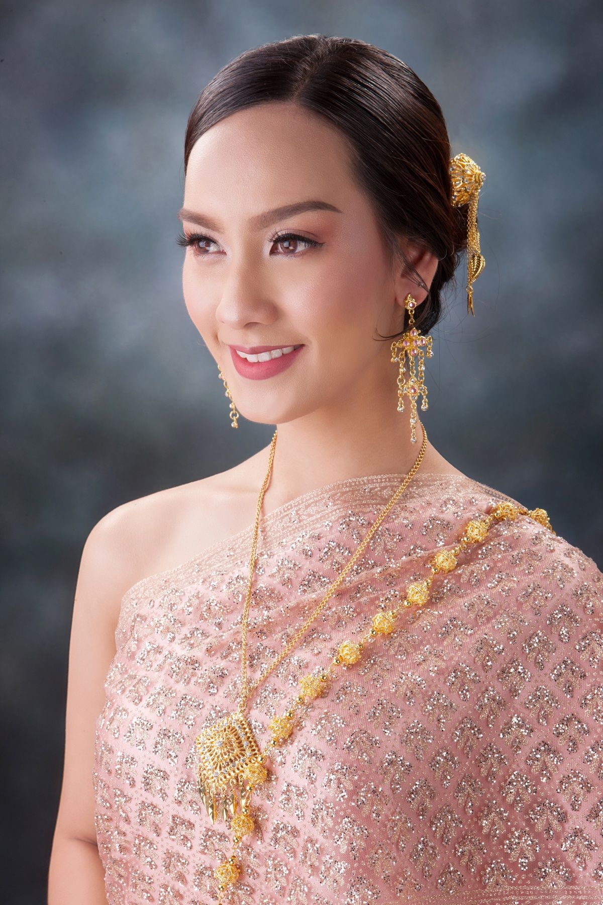 ทรงเกล้าต่ำแทน พร้อมแสกผมปาดข้างลงมาปิดช่วงหู (Credit: Rex by Shutterstock)