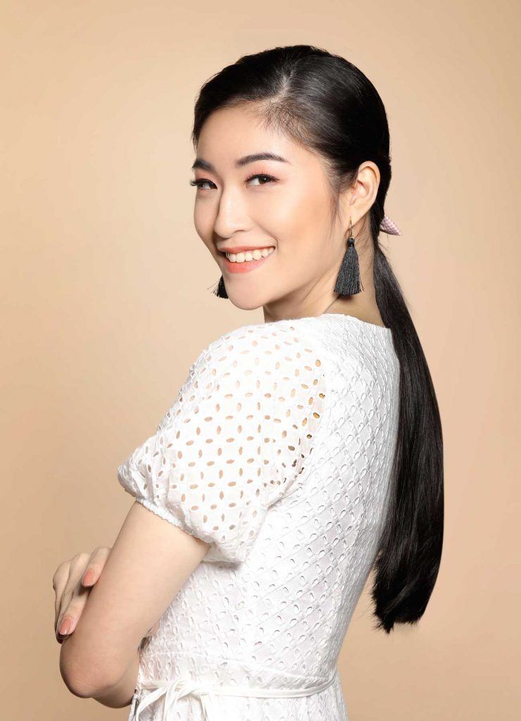 ผู้หญิงเอเชียผมยาวสีดำ ทำผมทรงหางม้าต่ำ