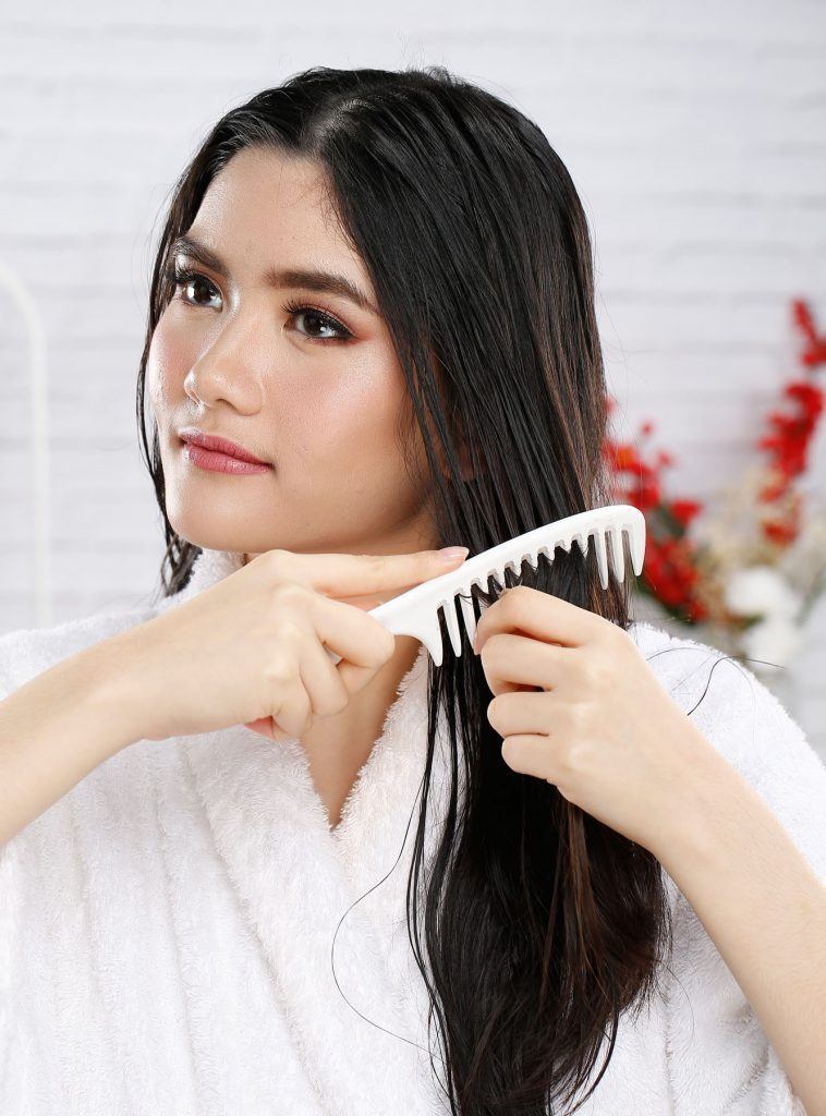 ผู้หญิงเอเชียผมยาว หมักผมด้วยน้ำมันมะพร้าว