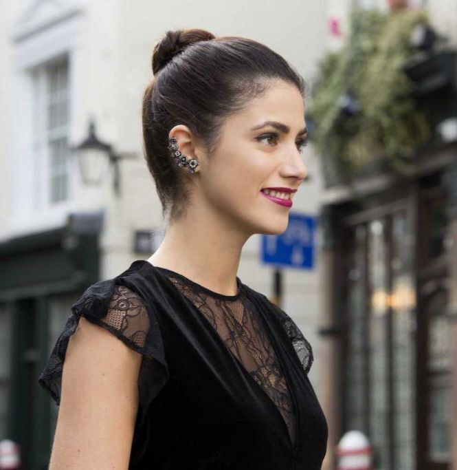 เกล้าผมมวยสูงแบบเรียบเนี้ยบ (Credit: Verity Jane Smith)