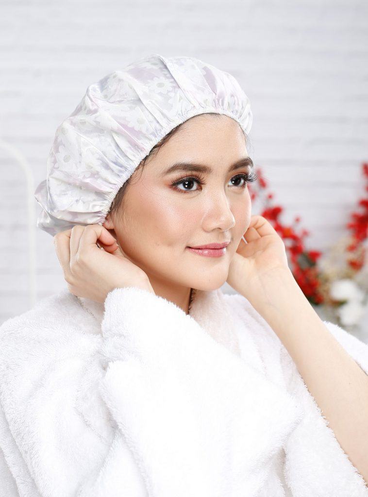 ผู้หญิงเอเชียผมยาว หมักผมด้วยน้ำมันมะพร้าว