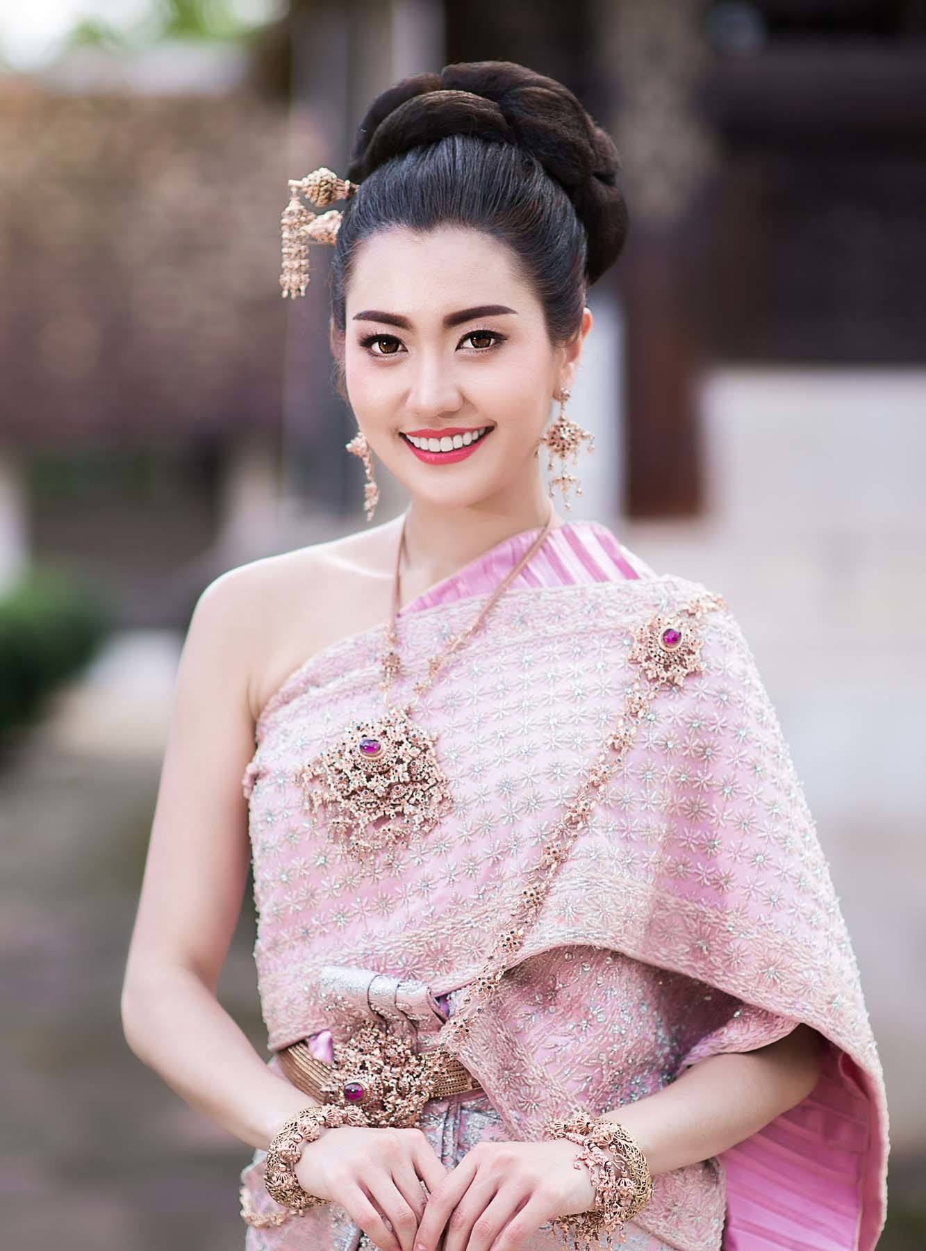 เกล้าผมสูง ทำให้ใบหน้าดูยาวขึ้น (Credit: Rex by Shutterstock)