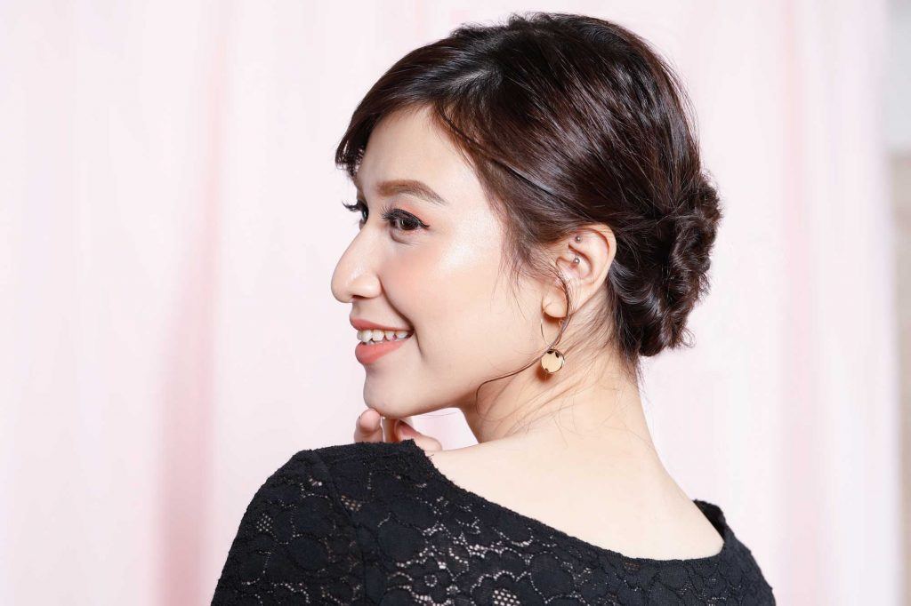 ผู้หญิงเอเชียผมยาวสีดำ ผมเกล้าเปีย