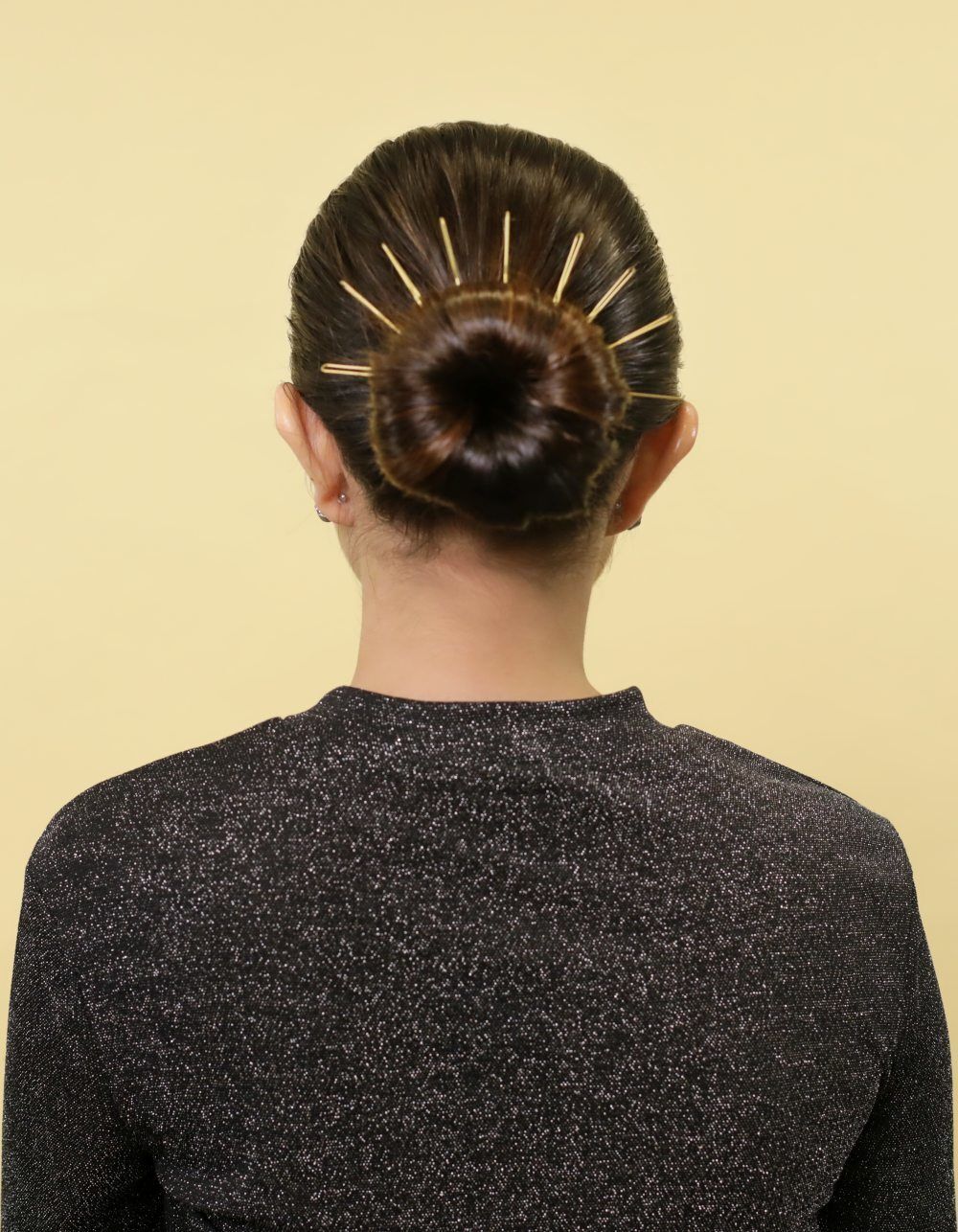 มวยผมดังโงะและประดับด้วยกิ๊บยาว (Credit: Dennie Ramon)