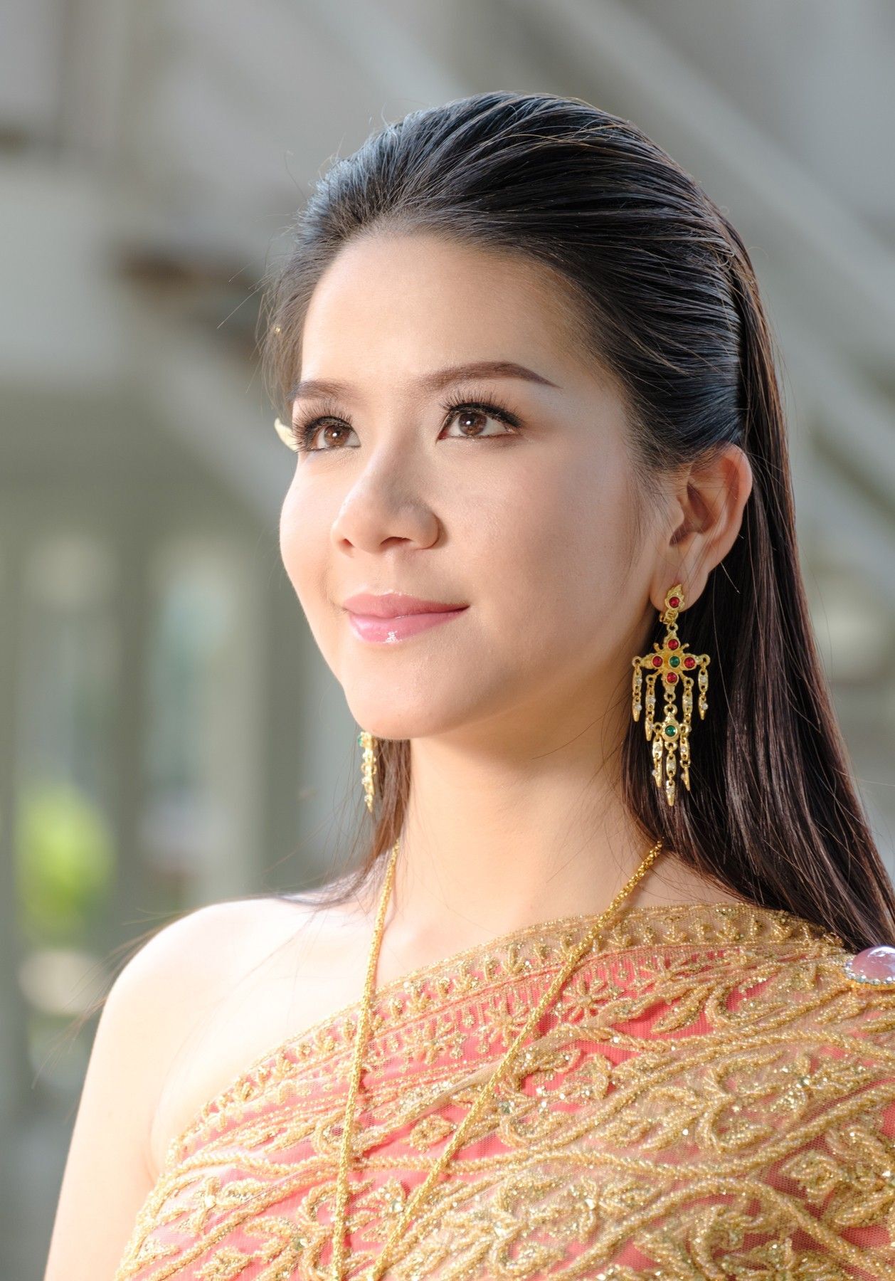 ผมปล่อยยาวที่จัดทรงเรียบตรง (Credit: Rex by Shutterstock)