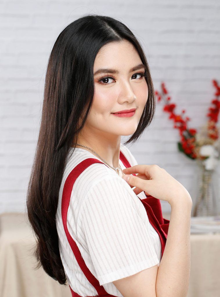 ผู้หญิงเอเชียผมยาว หมักผมด้วยน้ำมันมะพร้าว