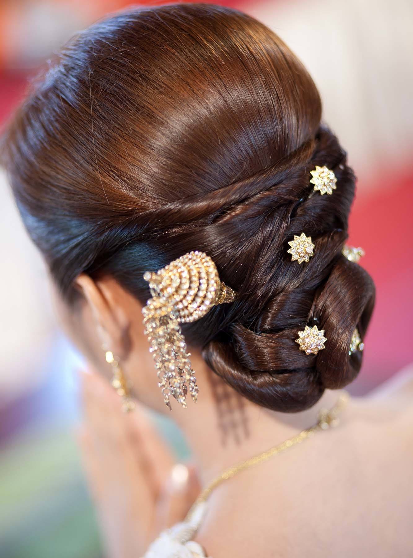 เกล้าผมต่ำประดับด้วยเครื่องประดับไทยๆ (Credit: Rex by Shutterstock)