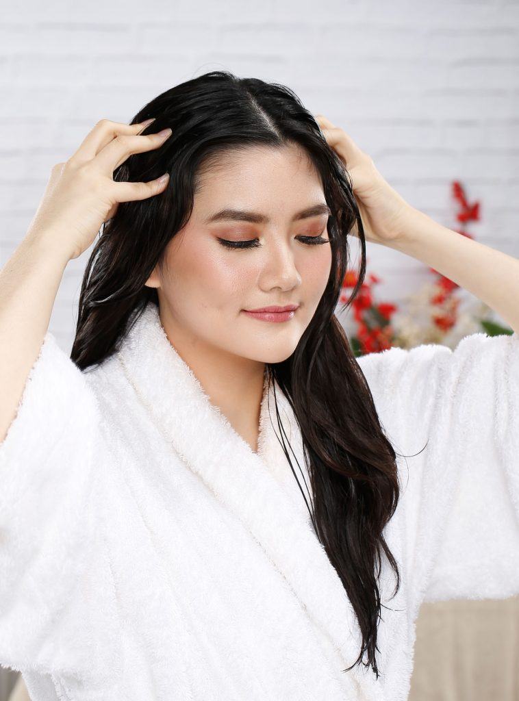 ผู้หญิงเอเชียผมยาว หมักผมด้วยน้ำมันมะพร้าว