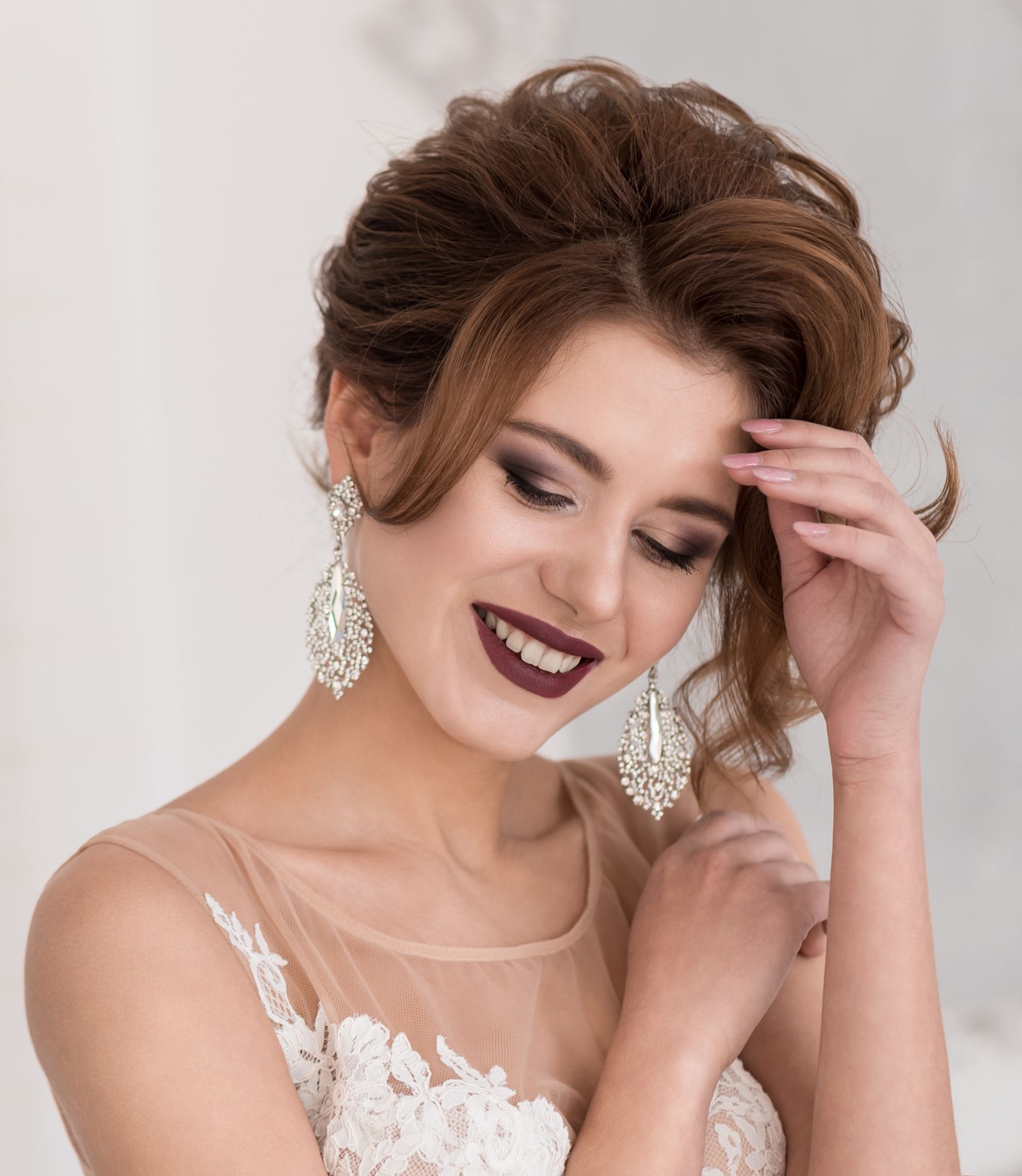 เจ้าสาวหน้าเหลี่ยมควรเลือกต่างหูที่มีรูปทรงกลมมน (Credit: Rex by Shutterstock)