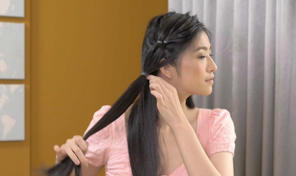 ผู้หญิงเอเชียไว้ผมยาว สีดำ กำลังถักเปีย เปียผมยาว