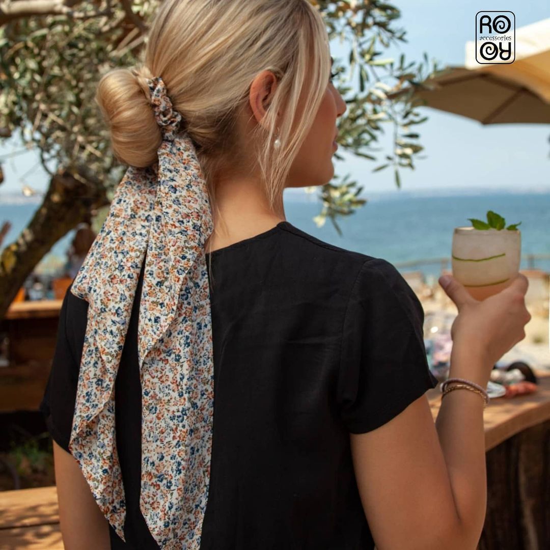 ผู้หญิงฝรั่งเกล้าผมมวยต่ำ ผูกด้วยผ้าคลุมผม