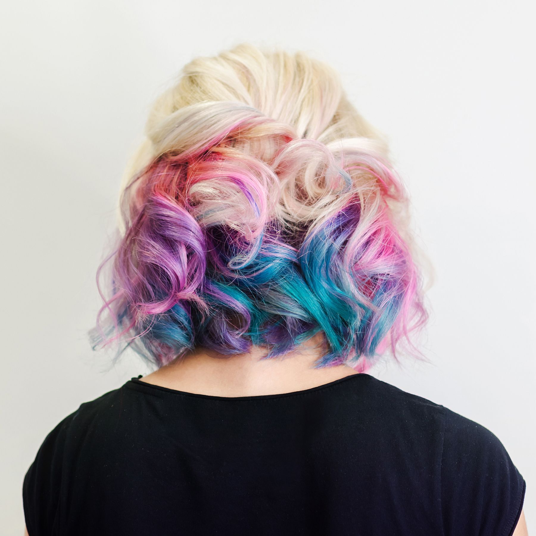 ผมสีรุ้งแบบ Secret Rainbow Hair (Credit : Shutterstock)