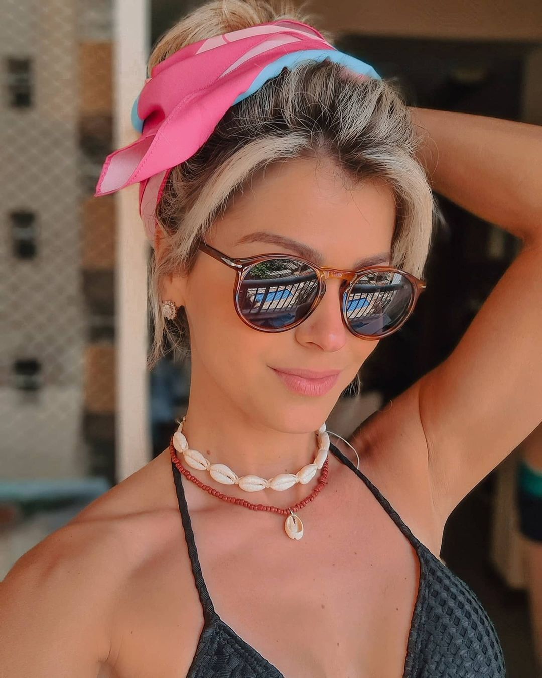 ผู้หญิงฝรั่งไว้ผมยาว ผมสีบลอนด์ สวมแว่นกันแดด โพกผ้าคลุมผม