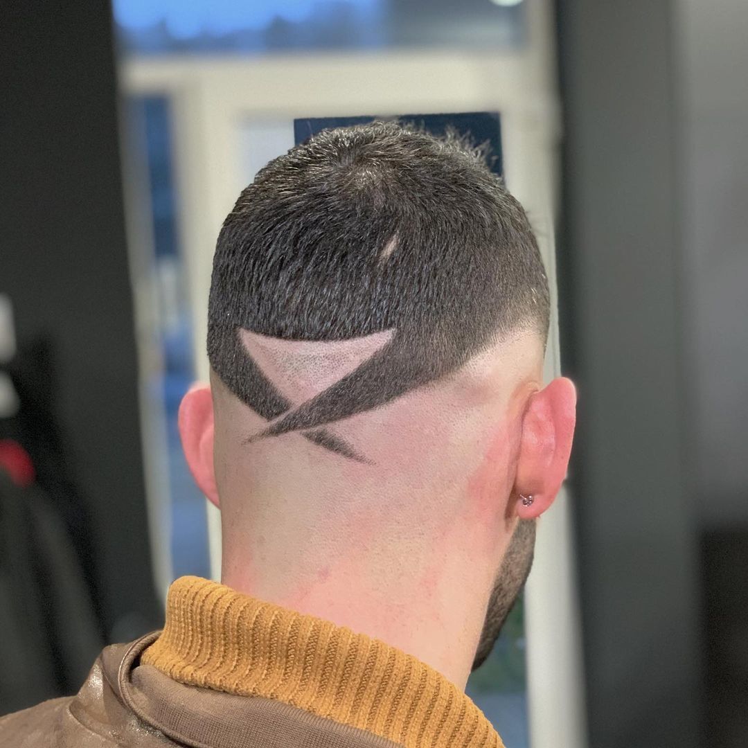 ผู้ชายฝรั่ง ตัดผมสั้น ทรงบัซคัต Buzz Cut ผมสีดำ