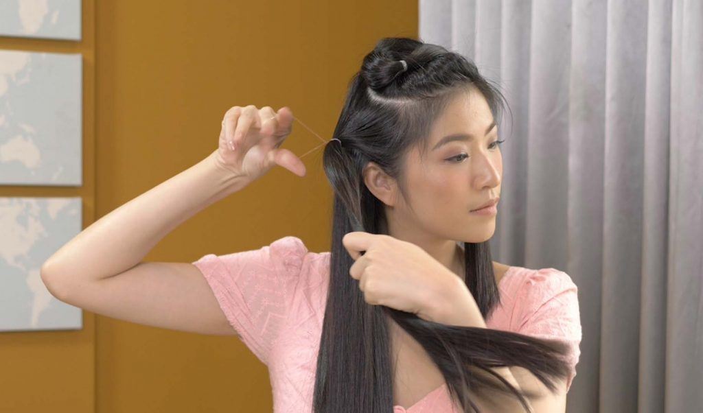 ผู้หญิงเอเชียไว้ผมยาว สีดำ กำลังถักเปีย เปียผมยาว