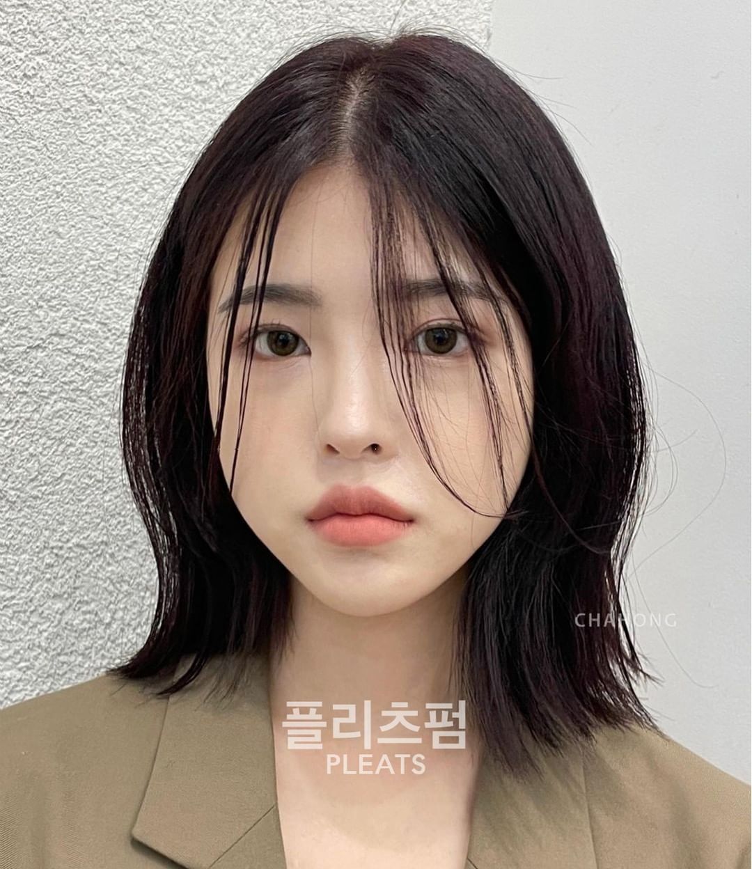 ผู้หญิงเกาหลี ผมสีดำ สไลด์ปลายสองระดับ ตามเทรนด์ผม