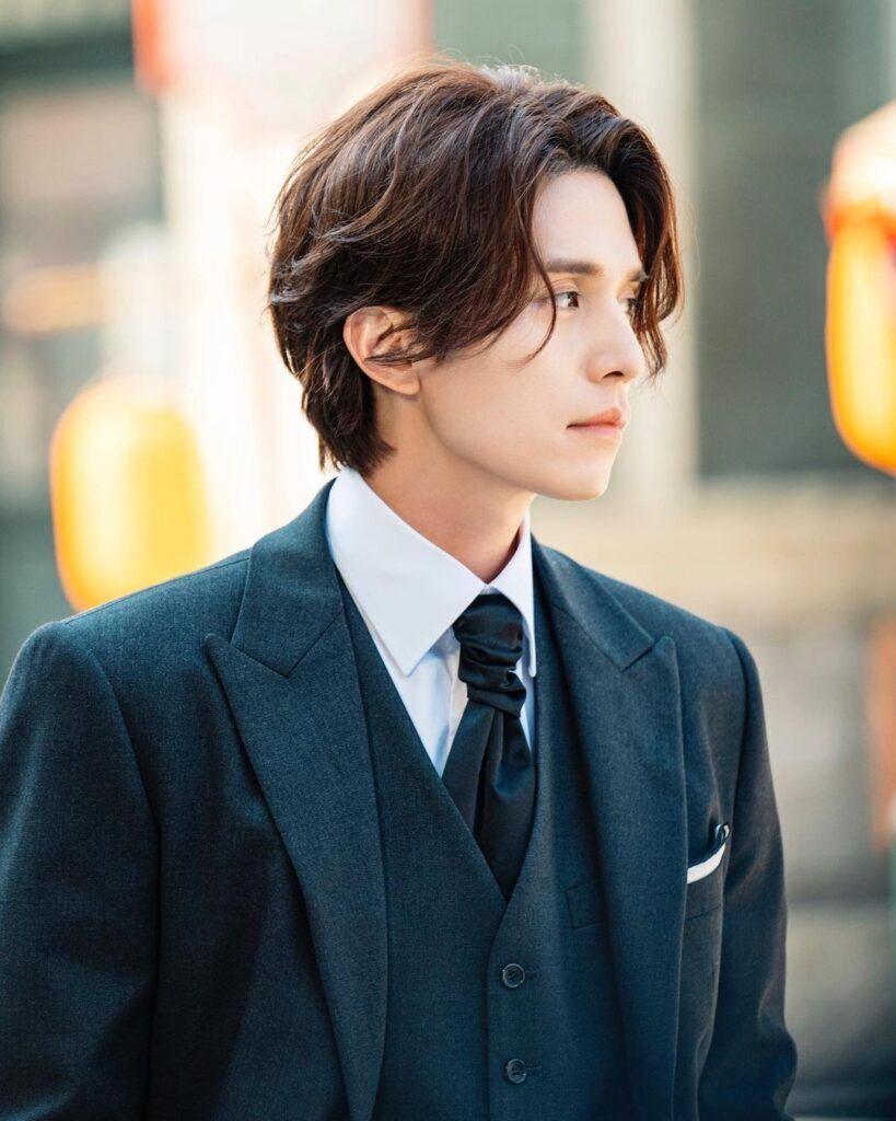 ผมสีน้ำตาลเข้มช็อตโกแล็ต