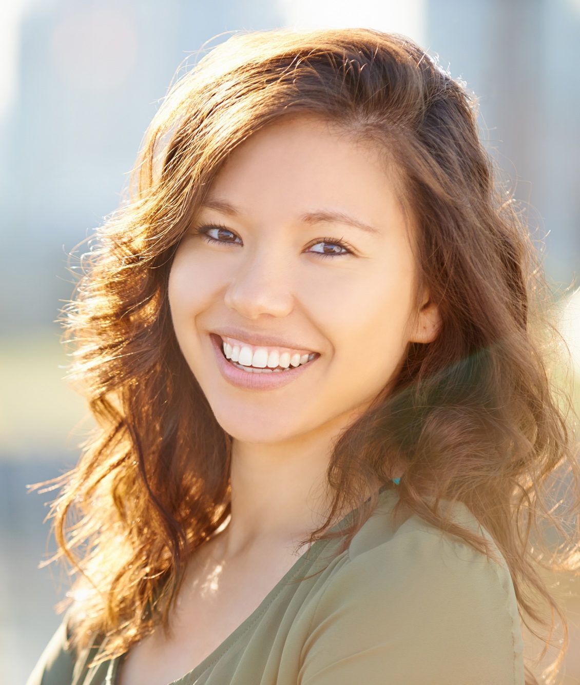 ผมสีน้ำตาลมีประกาย เทรนด์สีผมสุดฮิตที่คุณไม่ควรพลาด