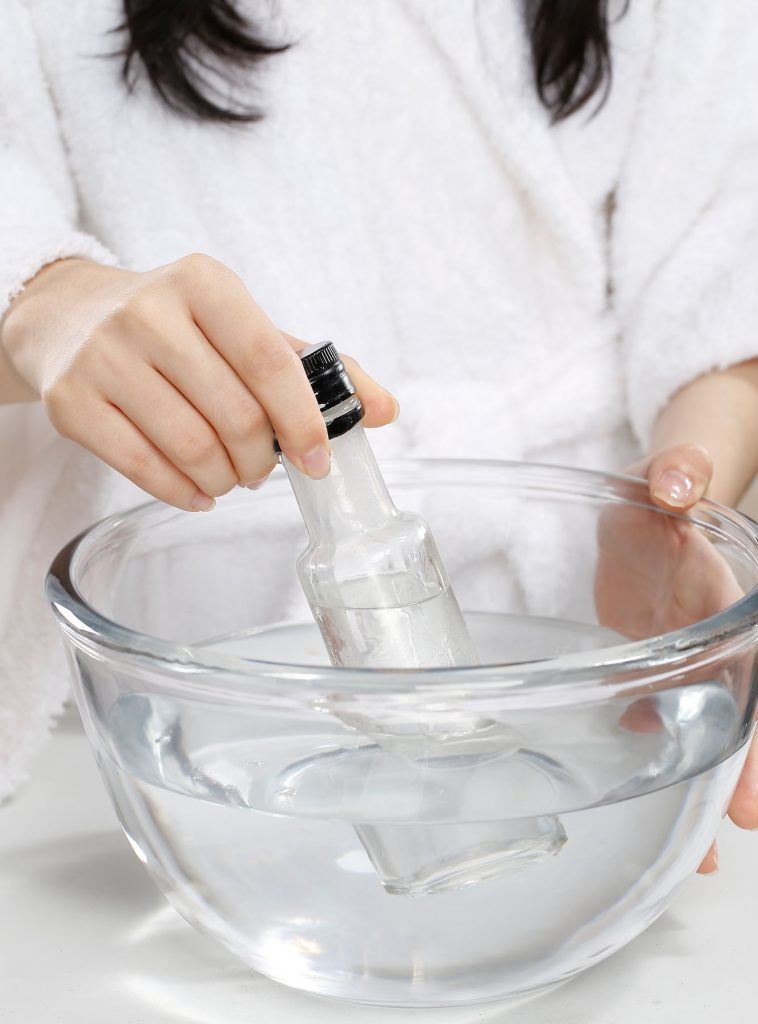 ผู้หญิงเอเชียผมยาว หมักผมด้วยน้ำมันมะพร้าว