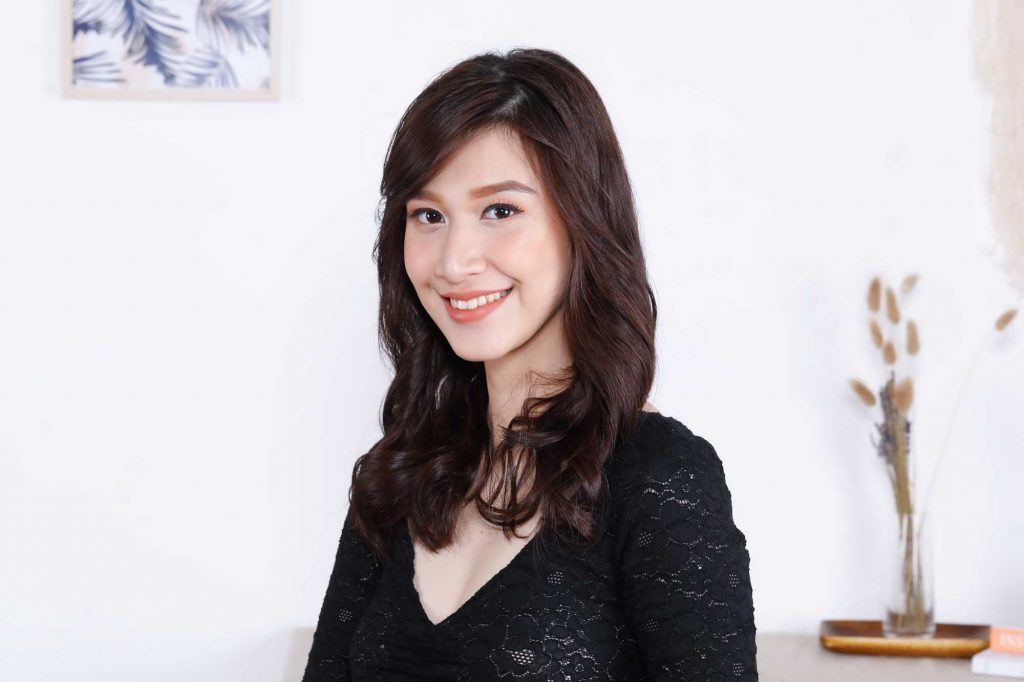 ผู้หญิงเอเชียผมยาวสีดำ