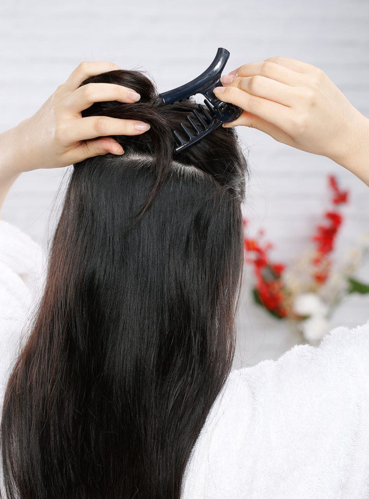 ผู้หญิงเอเชียผมยาว หมักผมด้วยน้ำมันมะพร้าว