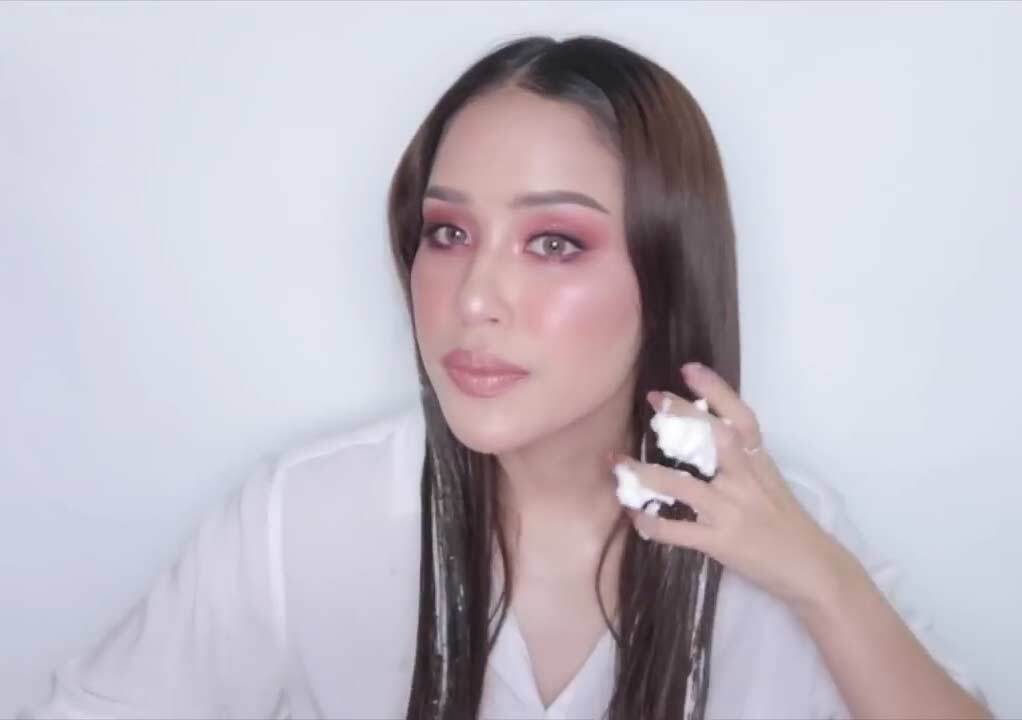 ผู้หญิงไทย ผมยาว ลูบมูสบนเส้นผม