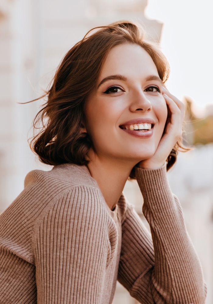 ผู้หญิงฝรั่ง ไว้ผมบ๊อบสั้นสีน้ำตาลเข้ม ดัดปลายผมแบบลอนคลาย