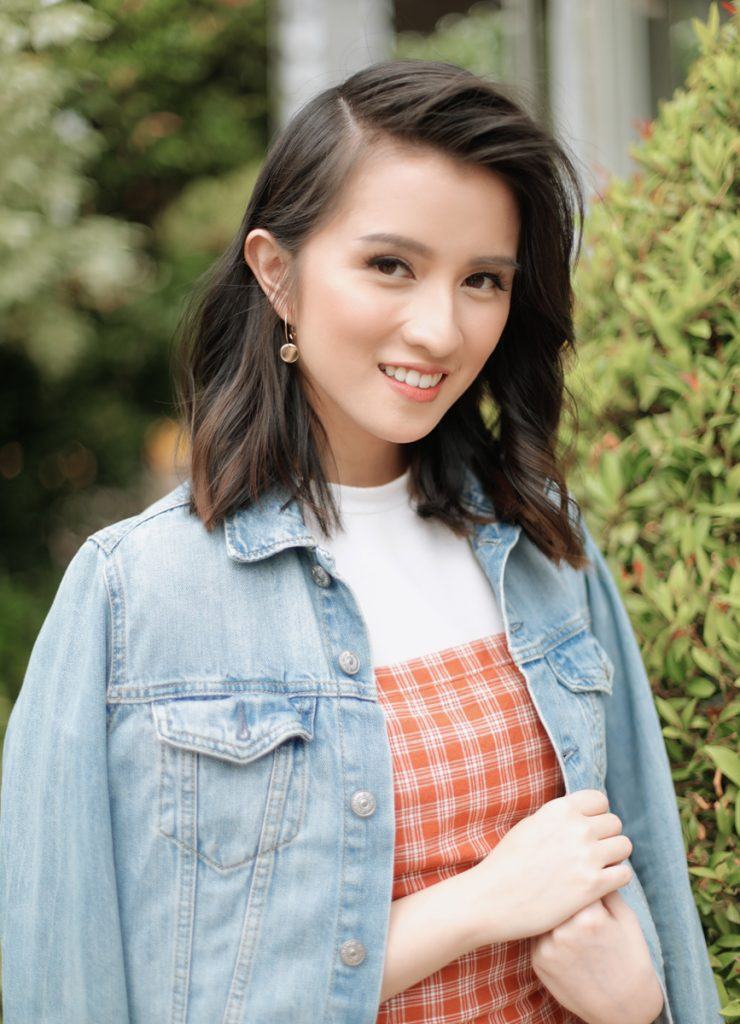 ผู้หญิงเอเชียไว้ผมประบ่าสีน้ำตาลเข้ม ทำผมแสกข้างดัดลอน