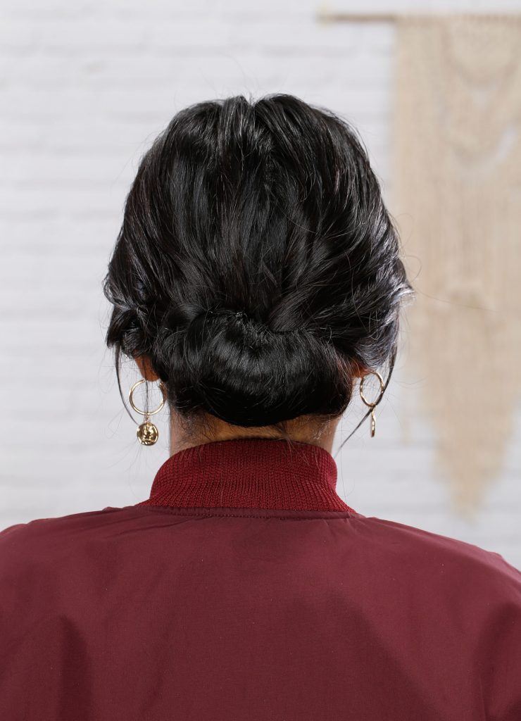 ผู้หญิงเอเชียผมสั้นประบ่าสีดำ เกล้าผมชิคนอน