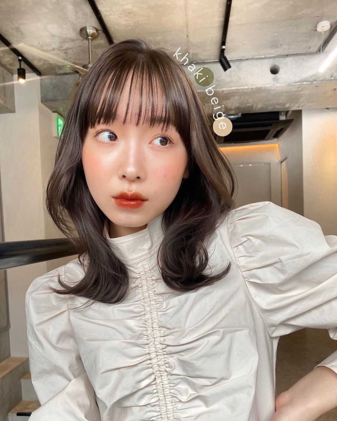 ผู้หญิงเอเชียไว้ผมยาวประบ่า ผมสีน้ำตาลเข้ม ทรงผมดัดปลาย