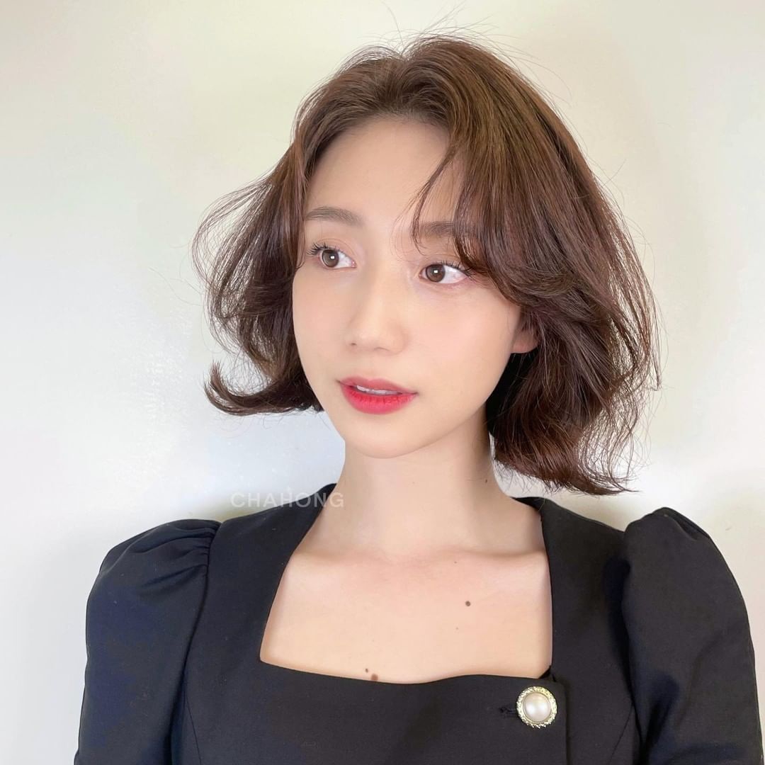 ผู้หญิงเกาหลี ตัดผมสั้น ผมสีเข้ม ตาม เทรนด์ ผมสั้น