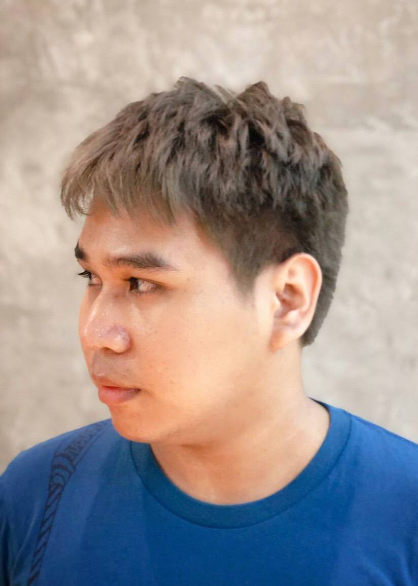 ผู้ชายเอเชีย รูปร่างอวบ ทำผมสีน้ำตาลหม่น