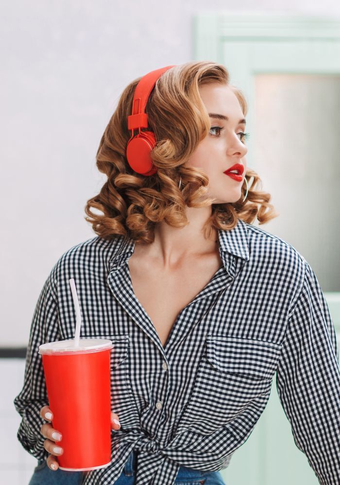 ผู้หญิงฝรั่ง ไว้ผมบ๊อบประบ่า สีน้ำตาลบลอนด์ ดัดปลายผมวินเทจ