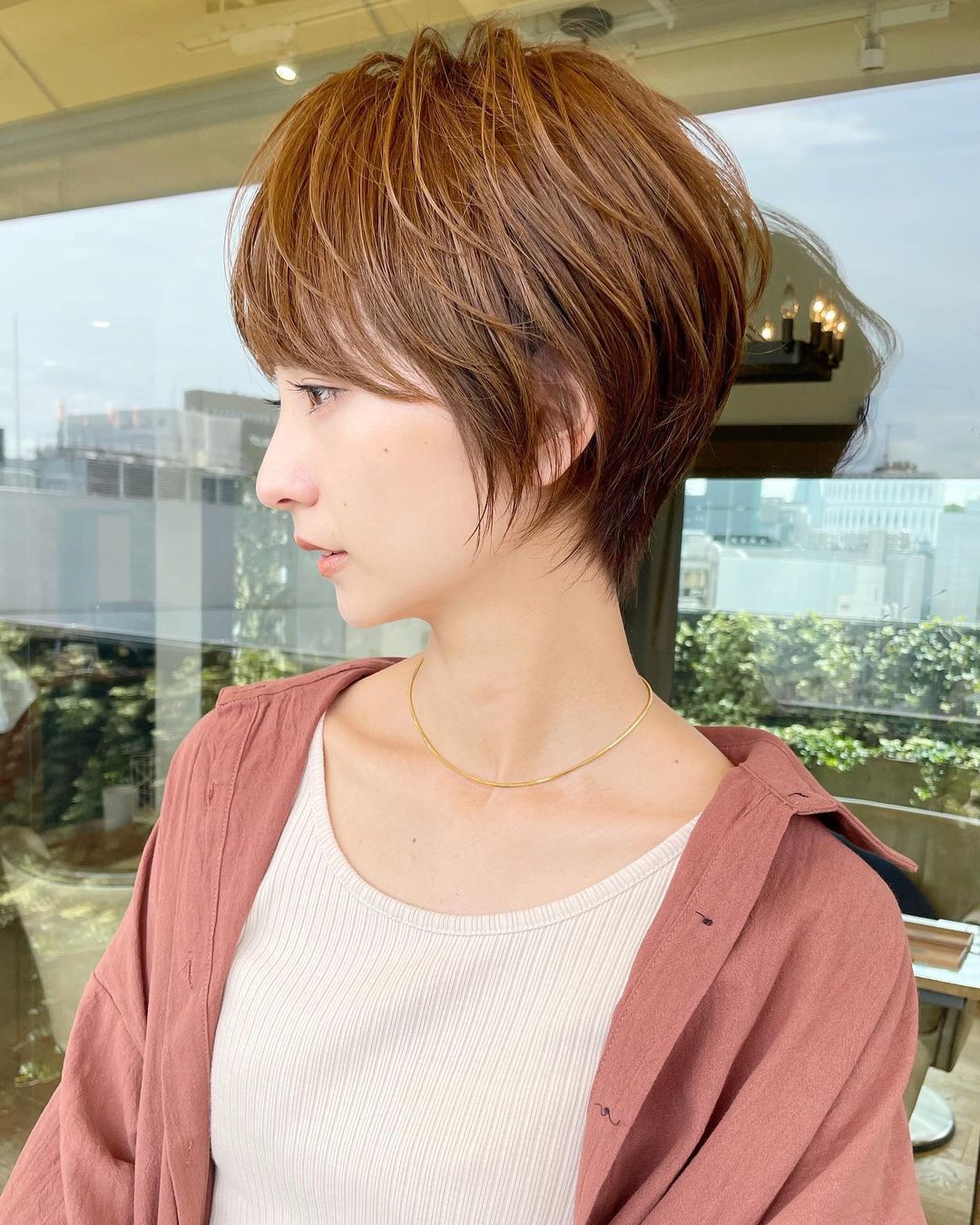 ผู้หญิงญี่ปุ่นตัดผมสั้น หัวทุย ผมสีน้ำตาล เทรนด์ ผมสั้น 2022