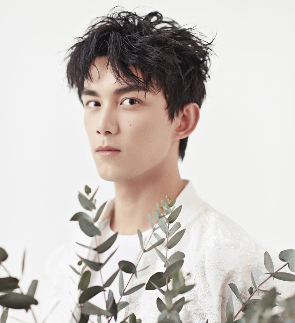 อู๋เหล่ยในลุคผมรองทรงแต่งลอนยุ่ง(Credit:Shutterstock)