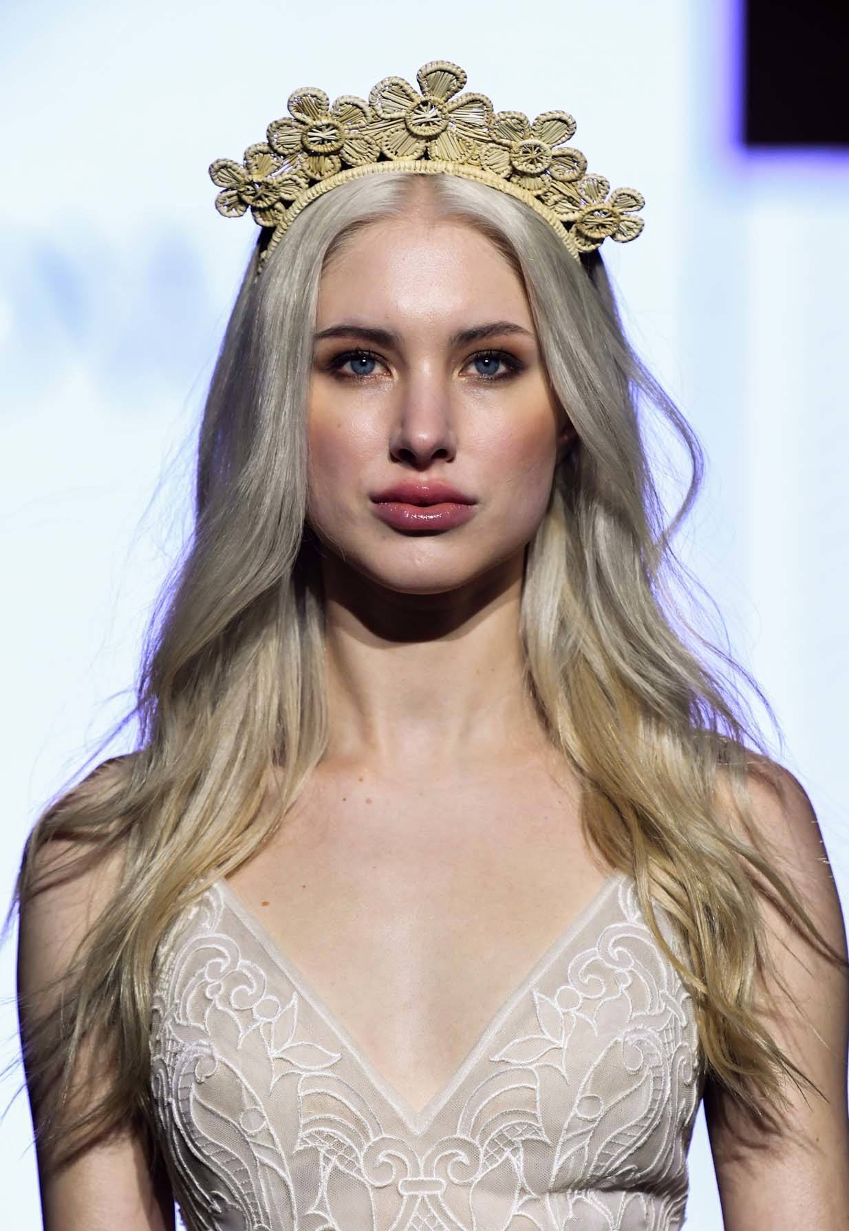 ที่คาดผมอันใหญ่ ๆ หรู ๆ (Credit: Rex by Shutterstock)