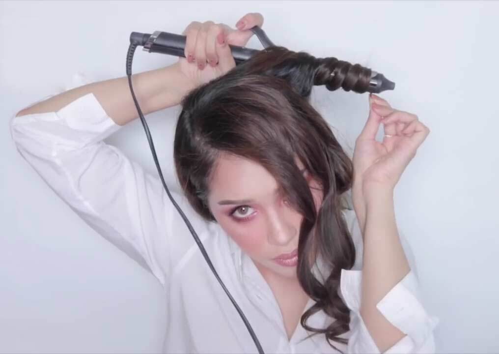 ผู้หญิงไทย ม้วนผมด้านหลัง ด้วยแกนม้วนผมไฟฟ้า ทำผมลอนออกงาน