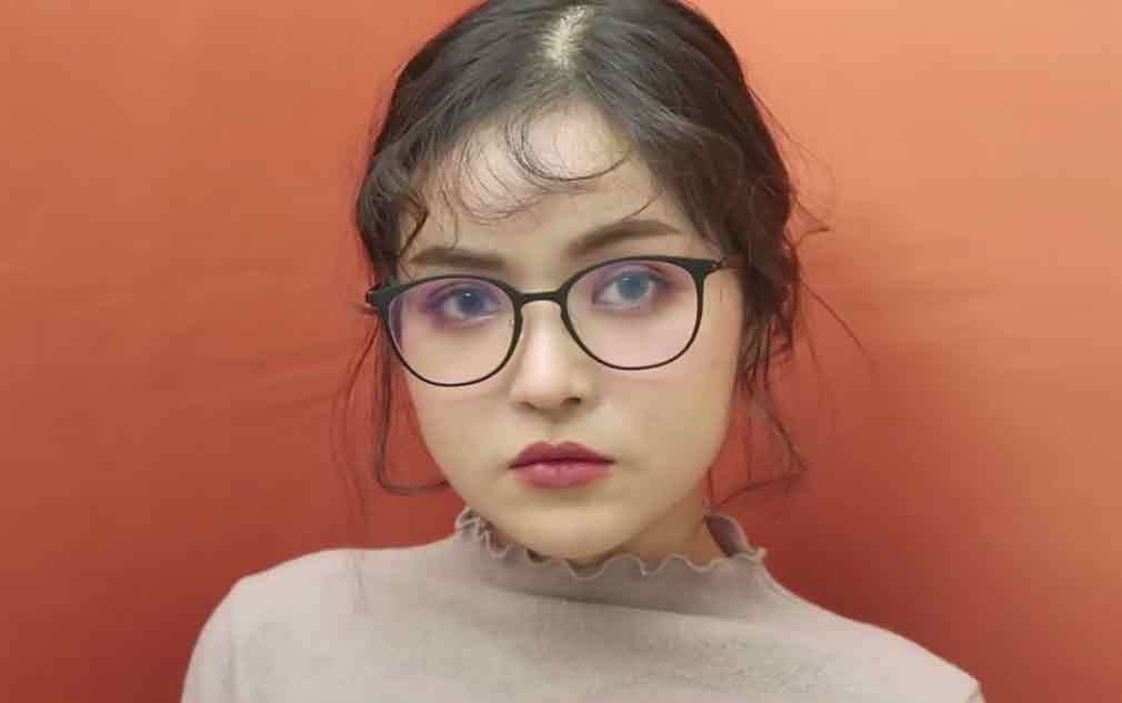 อินฟลูเอนเซอร์ไทย mynjimye ใส่แว่น กำลังอวดทรงผมที่เสร็จแล้ว