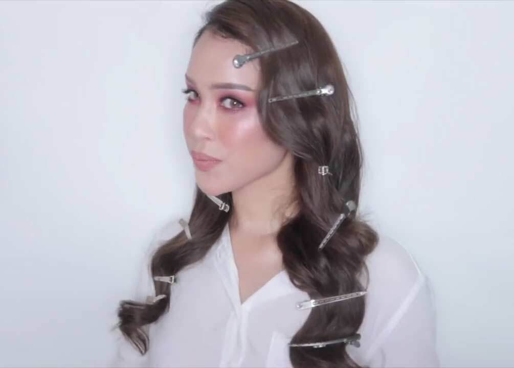 ผู้หญิงผมยาว ติดกิ๊บ ทำผมลอนออกงาน