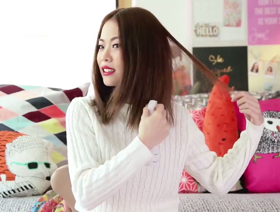 ผู้หญิง ผมประบ่า ฉีดสเปรย์ ใส่ผม ทรงผมเปียออกงาน