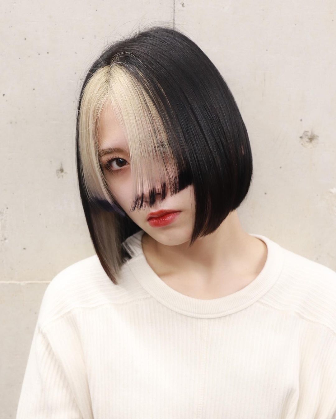 ผู้หญิงญี่ปุ่น ผมสั้น สีดำ ทำไฮไลท์ สีผมบลอนด์ด้านหน้า