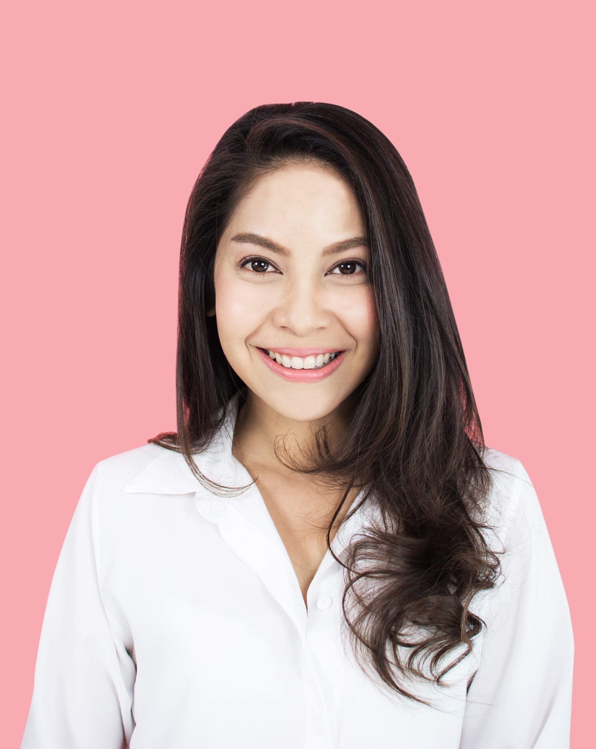 ผู้หญิงผมยาวสีดำ ดัดปลายผม