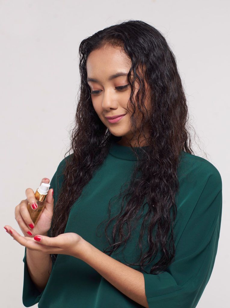 ผู้หญิงผมหยิกยาว สีดำ หนีบผมตรง