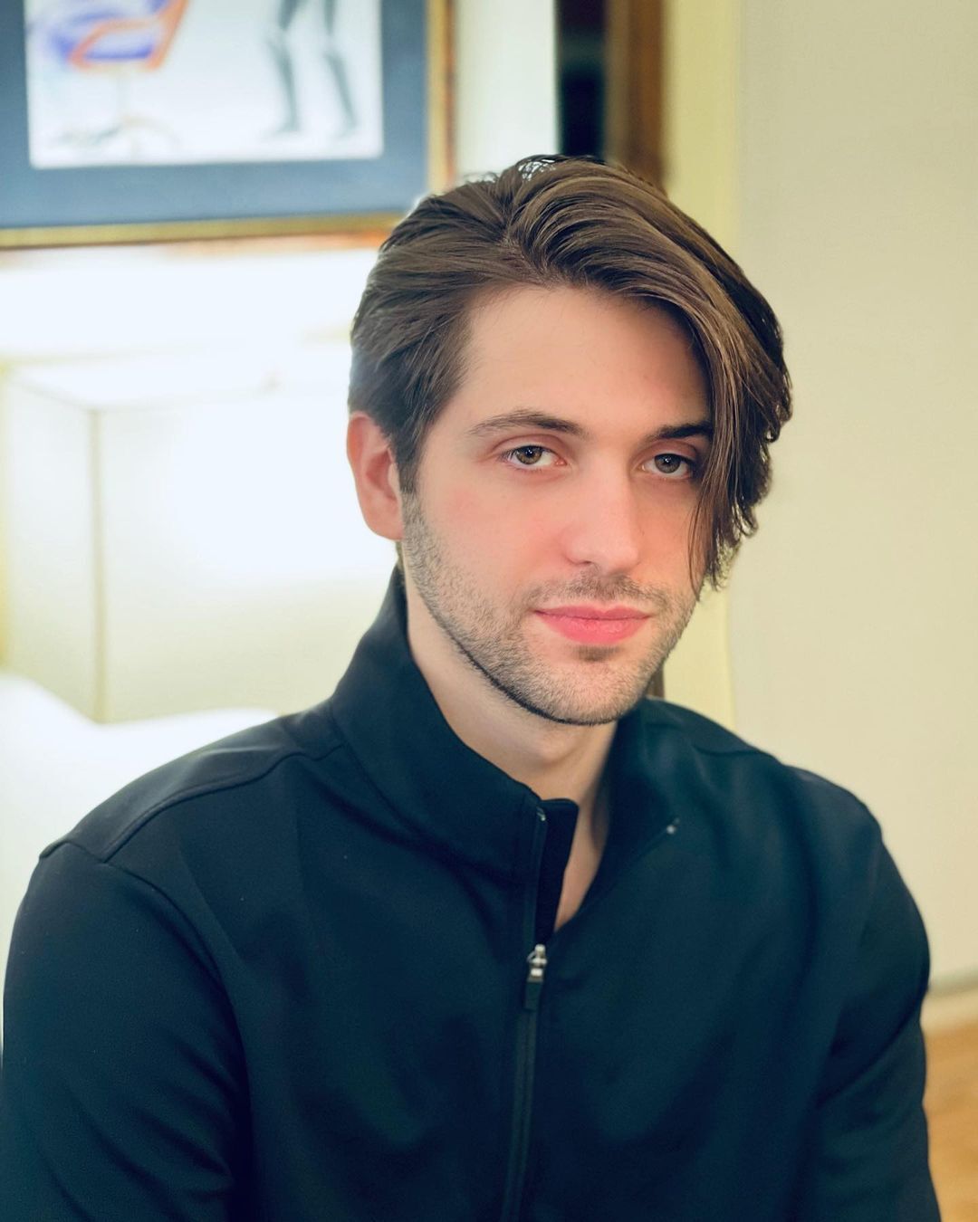 ทรงผมหน้าม้าปัดยาวปัดข้าง (Credit: instagram/@bestmenshaircutsnyc)