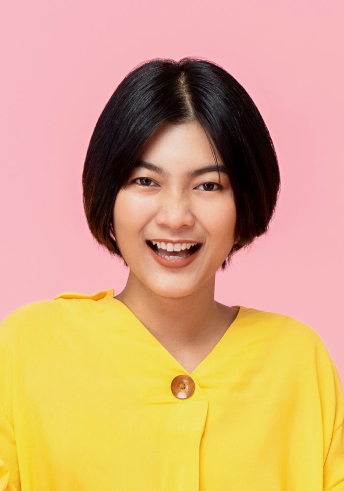 ผมบ๊อบสั้นแสกข้าง ทำให้หน้าผากแคบลงและหน้าดูเรียวขึ้น (Credit: Rex by Shutterstock)