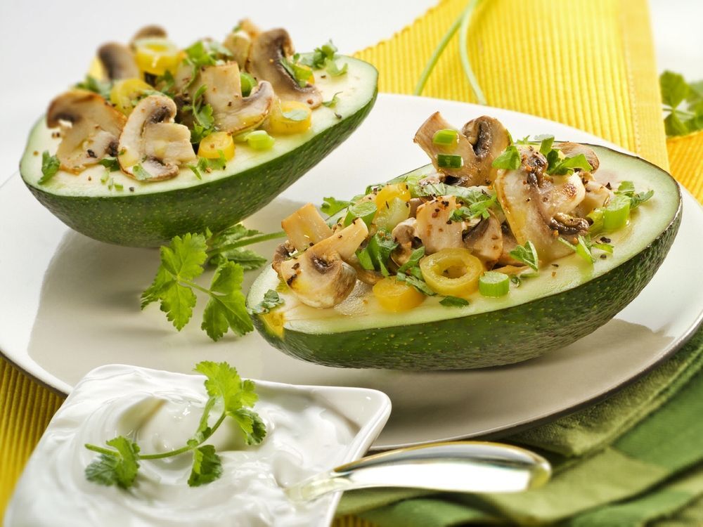 อาโวคาโด ผ่าซีก โรย เห็ดและกระเทียม