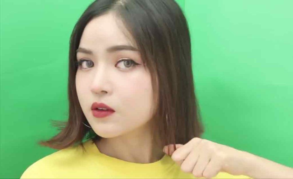 อินฟลูเอนเซอร์ไทย mynjimye สาธิตวิธีทำผมด้วยการใช้สเปรย์ฉีดบนมือแล้วลูบลงบนเส้นผม