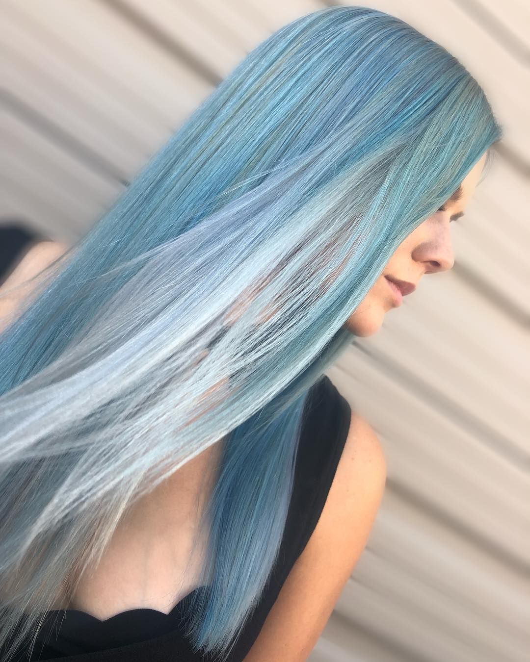 ผู้หญิงฝรั่ง หันหลัง ไว้ผมยาว ย้อมสีผม ผมสีน้ำเงิน