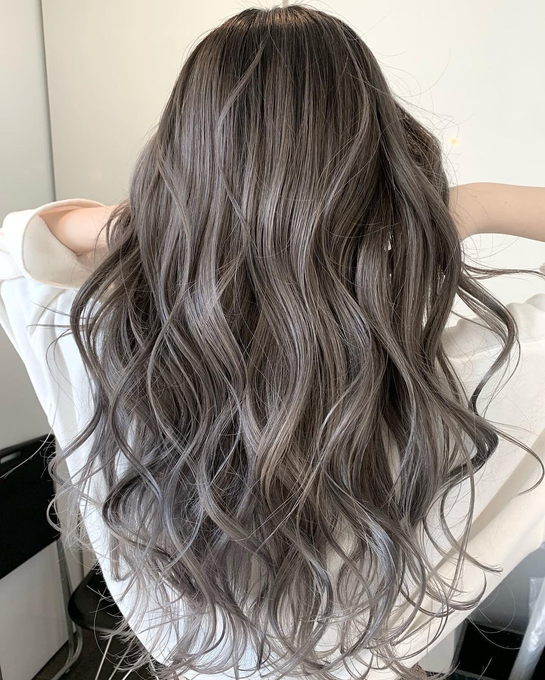 ผู้หญิงเอเชีย ไว้ผมยาว ย้อมผมสีเทา